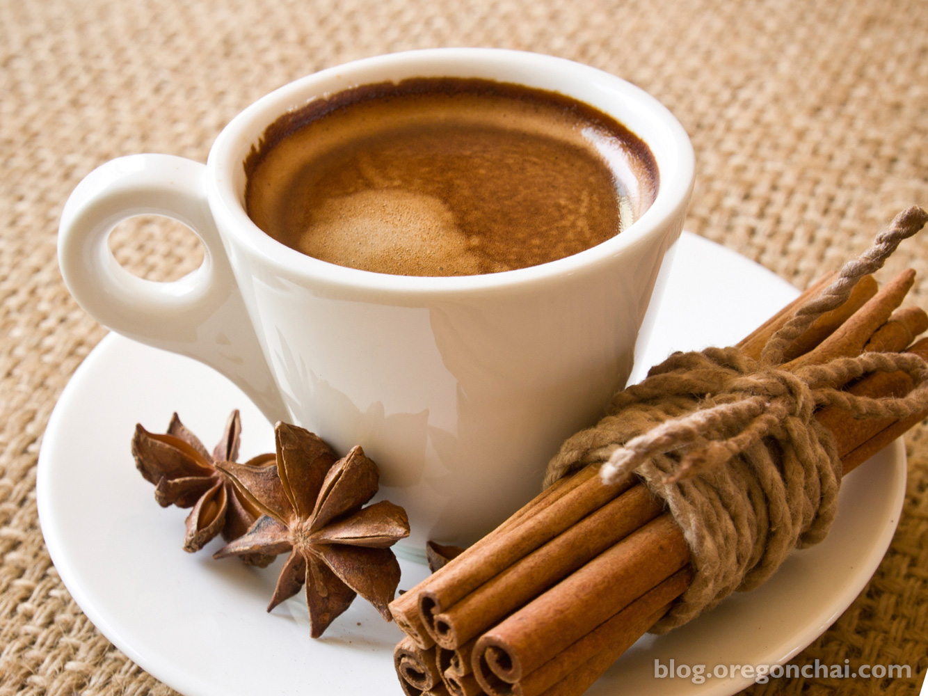 Сколько корицы в кофе. Масала чай латте. Какао горячий шоколад латте. Кофе с корицей. Кофе и ваниль.