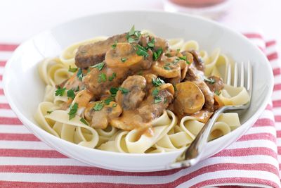 http___img.taste.com.au_vaKdspzA_taste_2016_11_beef-stroganoff-45838-1.jpeg